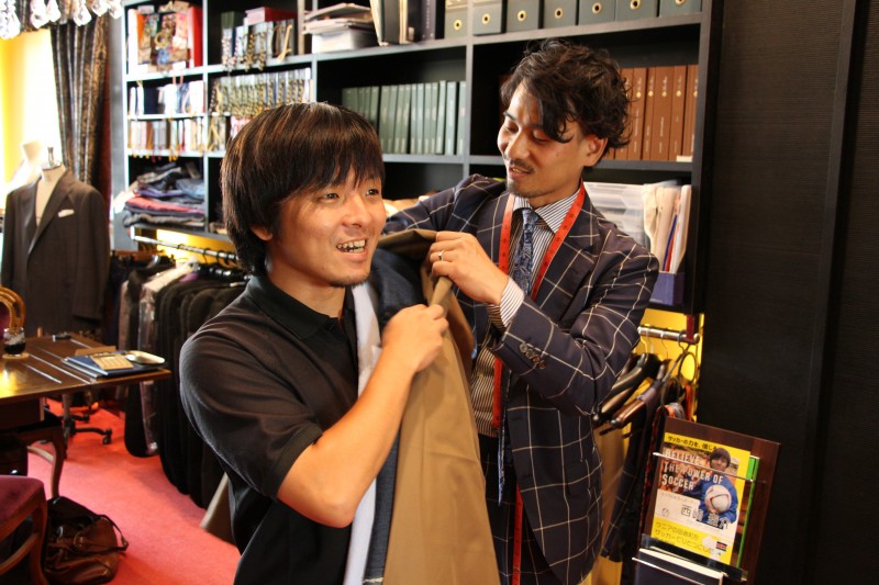 西崎圭介さんのスーツの採寸風景