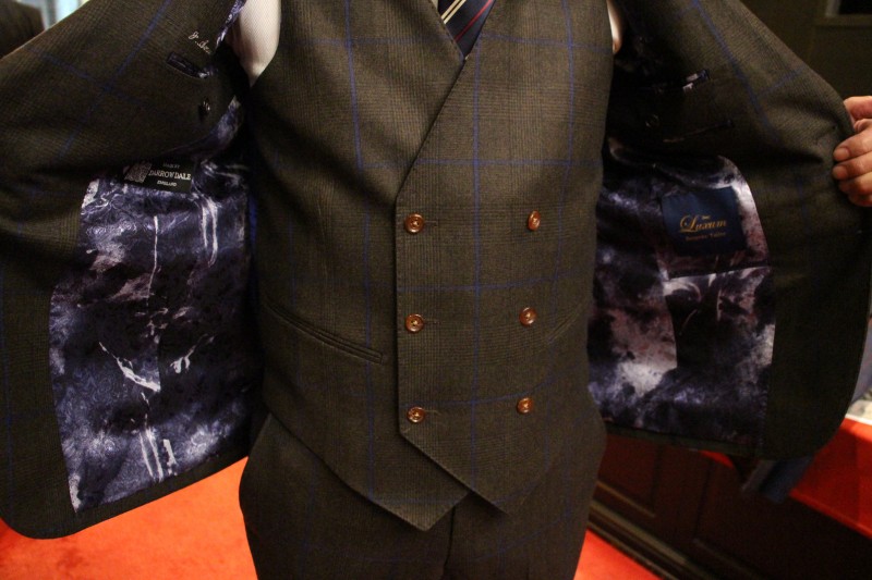 ブラウンのフランネルのスーツ